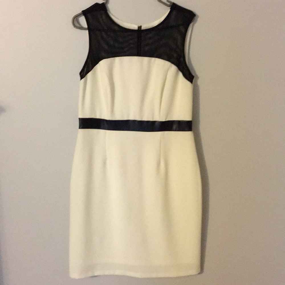 Such a pretty dress!!! Size 8